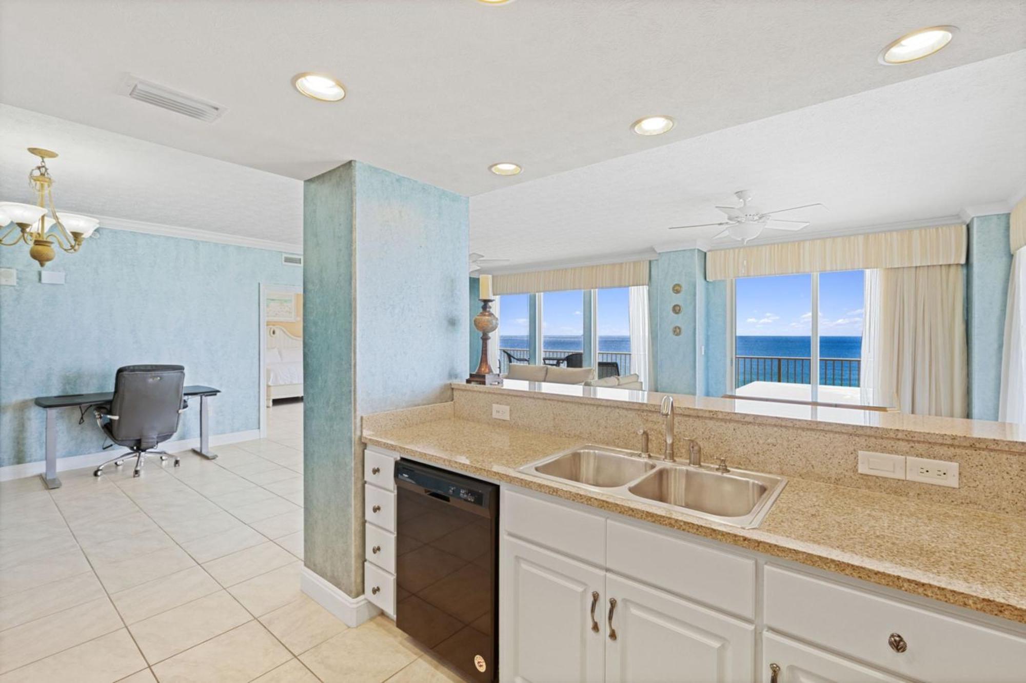 Treasure Shores-3br Beachfront Corner Unit Sleeps 8 With Stunning Gulf Views! Holiday home Panama City Beach
