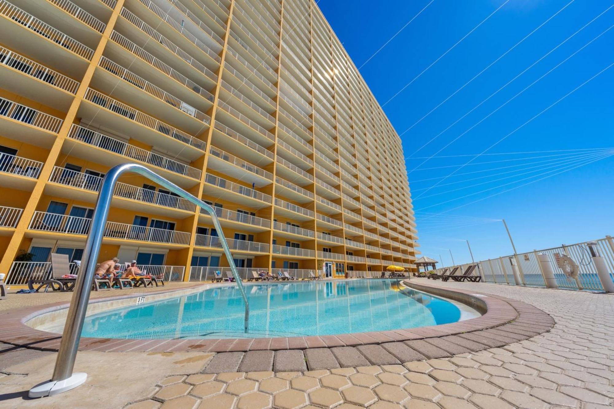 Treasure Shores-3br Beachfront Corner Unit Sleeps 8 With Stunning Gulf Views! Holiday home *